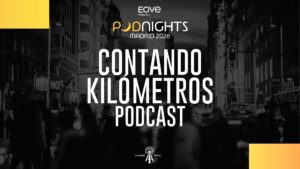 Cartel promocional del evento Podnights Madrid 2026, organizado por EOVE Productora, con el anuncio del podcast “Contando Kilómetros”. La imagen utiliza un fondo en blanco y negro de una calle concurrida de Madrid por la noche, con peatones y luces urbanas desenfocadas. En el centro destaca el título del podcast en tipografía grande y blanca, mientras en la parte superior aparece el logotipo de Podnights Madrid. En la zona inferior se incluye el logotipo de la Asociación Podcast. El diseño combina tonos oscuros con detalles en amarillo y transmite una estética urbana y nocturna vinculada al evento.