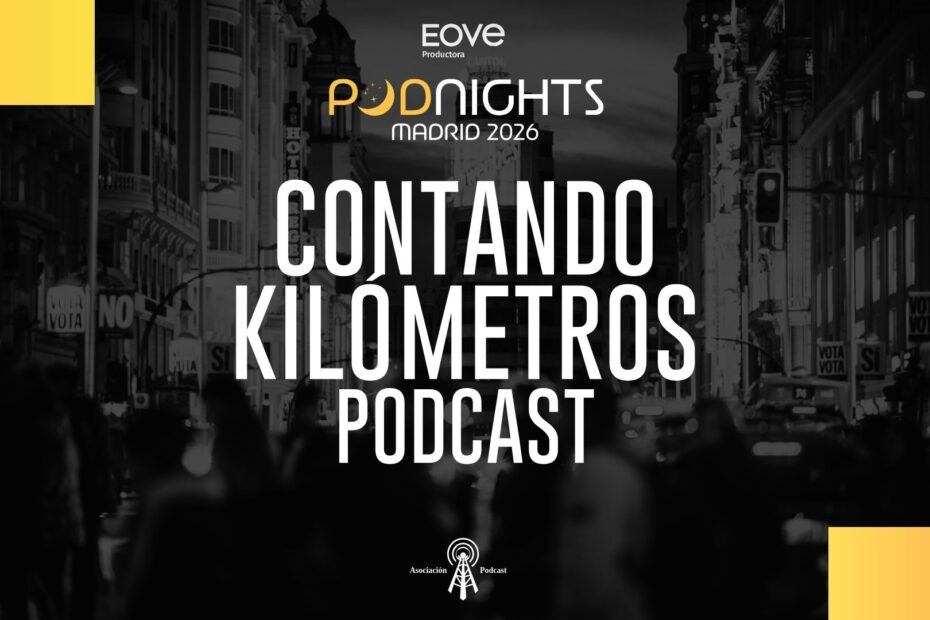 Cartel promocional del evento Podnights Madrid 2026, organizado por EOVE Productora, con el anuncio del podcast “Contando Kilómetros”. La imagen utiliza un fondo en blanco y negro de una calle concurrida de Madrid por la noche, con peatones y luces urbanas desenfocadas. En el centro destaca el título del podcast en tipografía grande y blanca, mientras en la parte superior aparece el logotipo de Podnights Madrid. En la zona inferior se incluye el logotipo de la Asociación Podcast. El diseño combina tonos oscuros con detalles en amarillo y transmite una estética urbana y nocturna vinculada al evento.